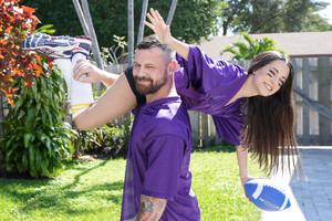 Exxxtra Small - Freya's Halftime Blow