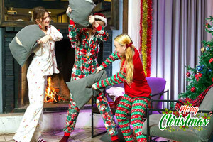Club SweetHearts - Pillow fight waiting for Santa